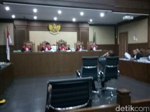 Usap Air Mata, Politikus Golkar Bantah Terima Duit e-KTP