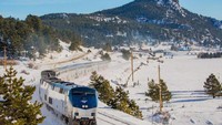 Kereta pertama yang mesti kamu naiki adalah California Zephyr. Kereta ini akan mengantarkan traveler dari Chicago menuju ke San Fransisco di AS. Pemandangannya sudah pasti indah dan keren (Marc Glucksman/Amtrak)