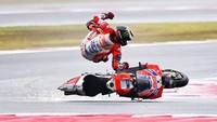 Akibat highside itu, Lorenzo pun terpelanting dari motor Ducati Desmosedici GP17 yang ia kendarai. (Foto: Marco BERTORELLO/AFP PHOTO)