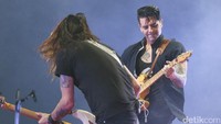 Selanjutnya, beturut-turut, Dashboard Confessional memainkan ‘Sharp’, ‘Good Fight’, ‘Saints’, ‘Carry This Picture’, hingga ‘Remember’. (Foto: Dashboard Confessional (Dicky/detikHOT)