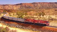 Di Australia, ada kereta The Ghan yang begitu keren untuk dinaiki. Pemandangan eksotis Australia seperti gurun-gurun pasir dan juga Alice Springs akan kamu saksikan bila naik kereta ini (The Ghan)