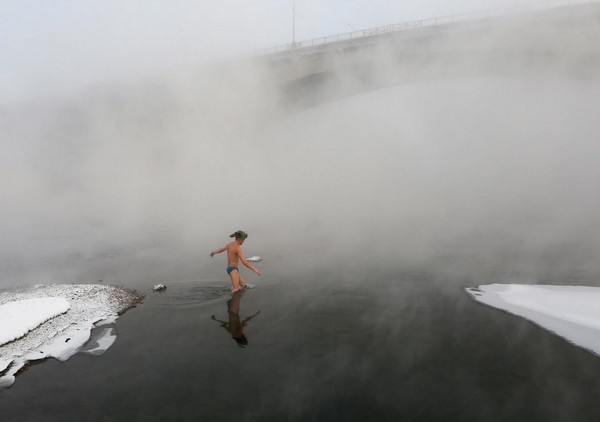 Saking dinginnya, sekitar sungai nampak berkabut. Sekeliling sungai pun di kelilingi dengan salju (Ilya Naymushin/Reuters) Saking dinginnya, sekitar sungai nampak berkabut. Sekeliling sungai pun di kelilingi dengan salju (Ilya Naymushin/Reuters)