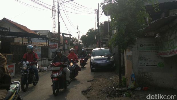 Melongok Bahu Jalanan Kampung di Jakarta yang Jadi Parkiran Mobil