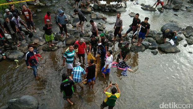 Proses evakuasi dua mayat dari Sungai Klawing, Purbalingga.
