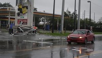 Lebih dari 6,3 juta orang telah diperintahkan untuk mengungsi dari Florida. Perintah itu disertai peringatan bahwa badai dahsyat berisiko mengancam keselamatan penduduk yang berada di jalur badai ini. Foto: REUTERS/Carlos Barria