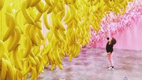 Lihat saja area banana split dengan pisang yang menggantung di atasnya. Bahkan, ada tembok yang bisa digosok dan mengeluarkan bau pisang. Unik! (Instagram/museumoficecream) (Instagram/museumoficecream)
