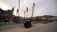 Badai yang terkuat di Atlantik dalam dekade terakhir meratakan rumah dan merobohkan pepohonan