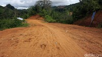 Perjalanan menuju Suruh Tembawang bisa ditempuh melalui Jalan Paralel Perbatasan. Bagi masyarakat sini, ini adalah jalan yang mudah bila dibanding medan menuju dusun-dusun perbatasan seperti Gun Tembawang dan Gun Jemak. 