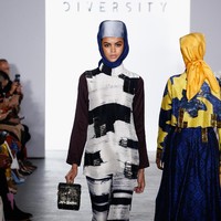 Dian Pelangi menjelaskan bahwa koleksi terbarunya yang dinamainya Alurrealist ini menggunakan warna-warna netral seperti putih, hitam, abu-abu dan krem. Dia juga mengombinasikan dengan warna yang identik dengan New York seperti warna kuning untuk taksi, warna hijau untuk Central Park, dan warna merah untuk lampu lalu-lintas. Foto: Brian Ach/Getty Images for Indonesian Diversity