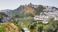 Arcos de la Frontera, Spanyol. Sebuah kastil Moor yang dibangun pada abad ke-11, kawasan ini juga terdapat rumah-rumah klasik, gereja, yang bercat putih (Dok. CNN Travel)