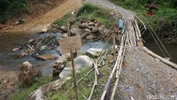 Pengendara sepeda motor melintasi jembatan itu dengan membayar uang Rp 10 ribu.