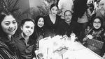 Seksinya Nikita Willy Pamer Kaki Mulusnya