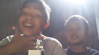 Layaknya video blogger (vlogger) kawakan, dua bocah ini mengenalkan diri dan menunjukkan bahwa mereka kedapatan produk cairan rokok elektrik yang terbaru. (Foto: Facebook/Meme Politik Indonesia)