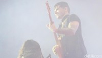 Seperti paham betul apa yang dirasakan penonton, Dashboard Confessional memulainya dengan ‘Don’t Wait’. (Foto: Dashboard Confessional (Dicky/detikHOT)
