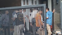 Polisi di Purbalingga melakukan identifikasi data perekaman e-KTP milik korban. Polisi kemudian memastikan bahwa rumah tersebut adalah korban (Foto: Dwi Andayani/detikcom).