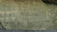 Para arkeolog saling berbeda pendapat terkait fungsi Newgrange ini. Ada yang menyebut sebagai tempat pemujaan dewa, juga tempat tinggal ahli astronomi di zaman dulu untuk meramal cuaca. Sebab, ditemukan sisa-sisa batu yang bentuknya melingkar seperti di Stonehenge tapi ukurannya lebih kecil (Thinkstock)