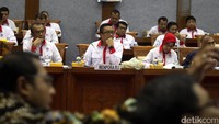 Imam Nahrawi tampak didampingi oleh para staf Kemenpora.