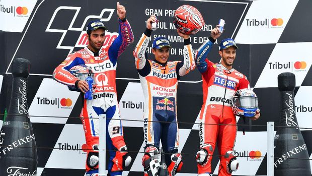 Marc Marquez mendapat cemoohan dari pendukung Valentino Rossi usai balapan MotoGP San Marino musim lalu.