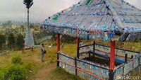 Lokasi gubuk botol tersebut berada di jalur pendakian Gunung Slamet atau sekitar 1 kilometer dari gerbang pos pendakian ke arah pos 1 puncak Gunung Slamet yang berada di Dusun Bambangan, Desa Kutabawa, Kecamatan Karangreja, Purbalingga (Arbi Anugrah/detikTravel)