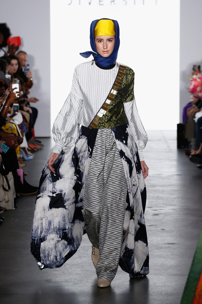 Terinspirasi dari buku Humans of New York’ karya Brandon Stanton, Dian Pelangi menampilkan koleksi dengan beragam warna dan motif yang tentu memiliki sentuhan kain Nusantara. Foto: Brian Ach/Getty Images for Indonesian Diversity