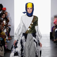 Terinspirasi dari buku Humans of New York’ karya Brandon Stanton, Dian Pelangi menampilkan koleksi dengan beragam warna dan motif yang tentu memiliki sentuhan kain Nusantara. Foto: Brian Ach/Getty Images for Indonesian Diversity