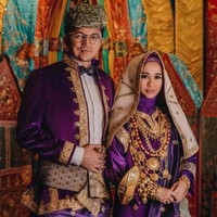 Meski berkebangsaan Malaysia, Engku Emran tentu juga mengenakan pakaian pengantin Kota Gadang. Mengenakan Baju Gadang berwarna serupa yang dipakai Bella, CEO TV Synergy Sdn Bhd tersebut memilih kemeja putih sebagai dalaman. Foto: Dok. Instagram @alvasus
