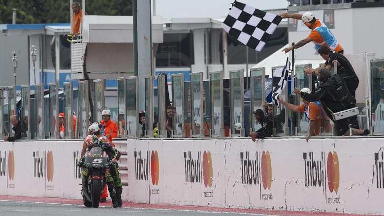 Bahan Bakar Habis, Zarco Susah Payah Dorong Motor sampai Garis Finis Bahan Bakar Habis, Zarco Susah Payah Dorong Motor sampai Garis Finis