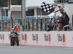 Bahan Bakar Habis, Zarco Susah Payah Dorong Motor sampai Garis Finis