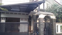 Penghuni kos di rumah pasutri yang ditemukan tewas terbungkus bedcover sempat mendengar keributan di dalam rumah. Keributan terjadi sekitar pukul 19.00 WIB malam kemarin (Foto: Dwi Andayani/detikcom).