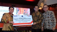 Hadir dalam acara tersebut Menteri Ketenagakerjaan, Hanif Dhakiri menyaksikan penandatangan kerjasama dengan Direktur Bisnis Kecil dan Jaringan BNI, Catur Budi Harto kepada Sekjen Pembinaan Pengawasan Ketenagakerjaan Hery Sudarmanto di Jakarta, Senin (11/9).  Foto: dok. BNI