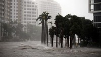Badai Irma sempat diturunkan ke kategori tiga, tetapi diperkirakan akan menerjang kembali Florida pesisir barat dengan kekuatan angin 192km/jam./Foto: REUTERS/Carlos Barria
