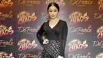 Seksinya Nikita Willy Pamer Kaki Mulusnya