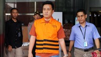 Hendra keluar gedung KPK usai menjalani pemeriksaan, Senin (11/9/2017).