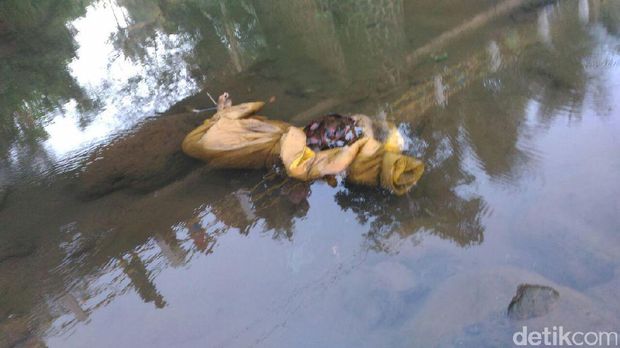 Sepasang Mayat Terbungkus Badcover Ditemukan di Sungai Purbalingga