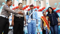 Chief Corparate Services Officer Asuransi Astra Ida R. M. Sigalingging disaksikan Dirlantas Polda Metro Jaya Kombes Pol Halim Pagarra dan Irwasda Polda Metro Jaya Kombes Kamarul Zaman secara simbolis menyerahkan perlindungan Asuransi Mikro bagi orang tua, siswa dan guru pendamping peserta Lomba Polisi Cilik dan Patroli Keamanan Sekolah.