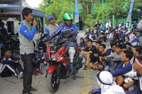 Tim Yamaha Riding Academy memberikan edukasi safety riding menggunakan motor Aerox 155 VVA (Foto: Yamaha)