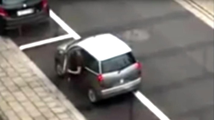 Meski Mobilnya Mungil, Wanita Ini Kesulitan Memarkir Mobilnya