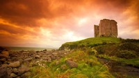 Kastil Minard, Dingle Bay, County Kerry, Irlandia. Bangunan ini adalah korban dari Perang Sipil Inggris pada abad ke-16. Kastil hancur oleh tembakan meriam dan mesiu. Menghadap ke Laut Irlandia, sekarang kastil ini menjadi salah satu tempat paling mencolok di Irlandia (Dok. CNN Travel)