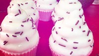 Mandi pasti lebih menyenangkan dengan sabun cupcake ini. Bentuknya persis cupcake asli dengan cup kertas dan taburan meisjes. Foto: Leeana OCain