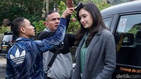 Beberapa kru terlihat menata rambut pemeran Hulya itu sebelum take.