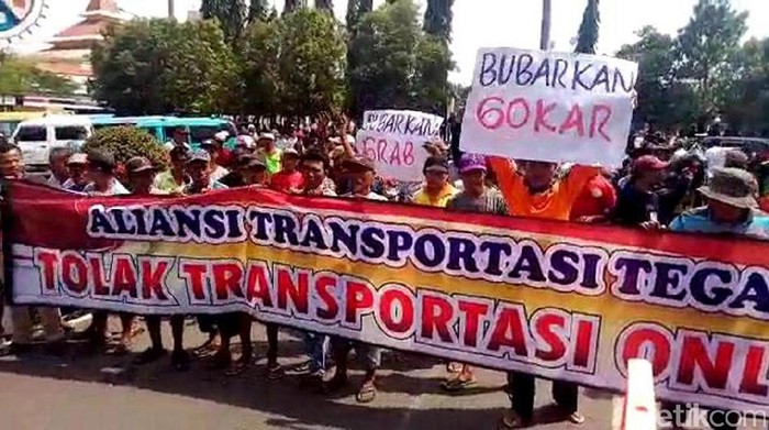 Ratusan Awak Angkot Tegal Demo Tolak Transportasi Online
