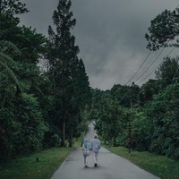 Ada momen di mana Laudya Cynthia Bella dan Engku Emran diabadikan dari jarak jauh saat berjalan bersama sambil bergandengan tangan. Foto: Dok. Instagram @alvasus