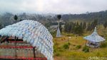 Foto: Sampah Botol Plastik di Gunung Dibikin Gazebo