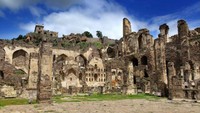Golconda dekat Hyderabad di India bagian tengah. Dibangun pada abad ke-16 oleh dinasti Qutb Shahi, benteng tersebut sebelumnya menyimpan berlian Koh-i-Noor yang terkenal dan kemudian dimiliki oleh Ratu Victoria yang sekarang dipamerkan di Menara London Inggris (Dok. CNN Travel)