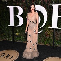 Bentuk kakinya terkesan lebih jenjang berbalut gaun menerawang Rodarte. Foto: Dok. Getty Images