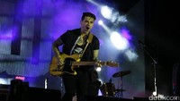 Dashboar Confessional naik panggung sekitar pukul 21.30 WITA. (Foto: Dashboard Confessional (Dicky/detikHOT)