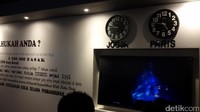 Kamu juga bisa nonton Menara Eiffel dari projektor yang disediakan. Selain untuk menambah ilmu pengetahuan, diharapkan zona baru ini akan menjadi magnet untuk menarik wisatawan datang ke Taman Pintar Yogyakarta (Edzan Raharjo/detikTravel)