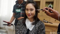 Ia sudah terlihat cantik meski belum di touch-up.