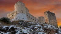 Rocca Calascio, Abruzzo, Italia. Dari kastil ini traveler bisa melihat bagaimana bangunan itu dibangun dan kemudian dibangun kembali dan diperluas, bagaimana dindingnya berubah, bagaimana ia berpindah-pindah dan akhirnya menjadi usang. Benteng tertinggi di Apennines ini adalah bekas menara pengawal abad ke-10. Ironisnya tidak pernah ada pertempuran yang merusaknya, kastil ini malah dihancurkan oleh gempa bumi pada abad ke-15 (Dok. CNN Travel)