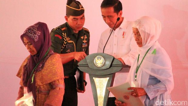  Presiden Jokowi di lapangan Brigif, Cimahi, Senin (11/9/2017)